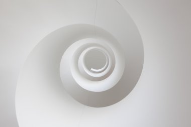 Beyaz spiral merdiven arka plan