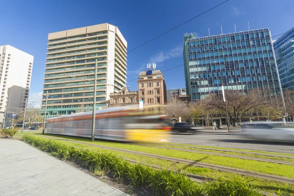 Tranvía en una moderna ciudad verde — Foto de Stock