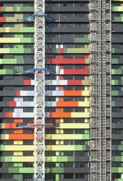 Extérieur d'un bâtiment coloré en construction — Photo