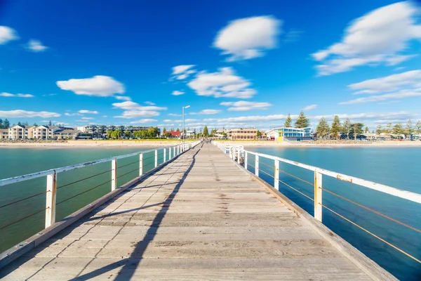 Lång exponering skott av brygga i en strand — Stockfoto