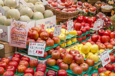 Bir greengrocery içinde taze meyve