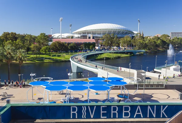 Вид на річку Торренс і Аделаїда овал в Аделаїда, Австралія — стокове фото