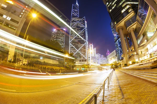 Verkehr im Finanzviertel von Hongkong in der Nacht — Stockfoto