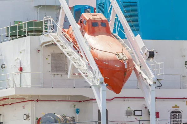 Komplett eingeschlossenes Rettungsboot im freien Fall auf abschüssiger Slipanlage — Stockfoto