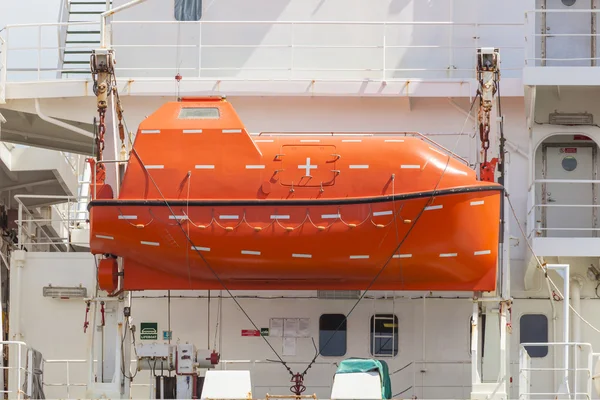 Komplett eingeschlossenes Rettungsboot auf einem Frachtschiff — Stockfoto