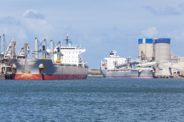 Kargo gemileri bir limanda boşaltma