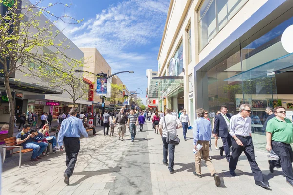 Ludzie chodzą wzdłuż Rundle Mall w Adelajdzie, Australia Południowa — Zdjęcie stockowe