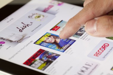 Bir ipad üzerinde gazete tarama