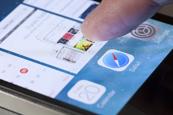 Växla mellan apps i ios — Stockfoto