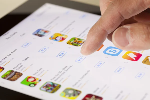 Navigare nell'App Store su un iPad — Foto Stock