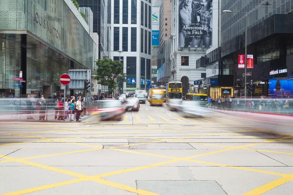 Viel befahrene Kreuzung im Zentrum von Hongkong — Stockfoto