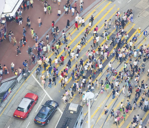 Dojíždějících křížení rušné přechod pro chodce Hong Kong — Stock fotografie