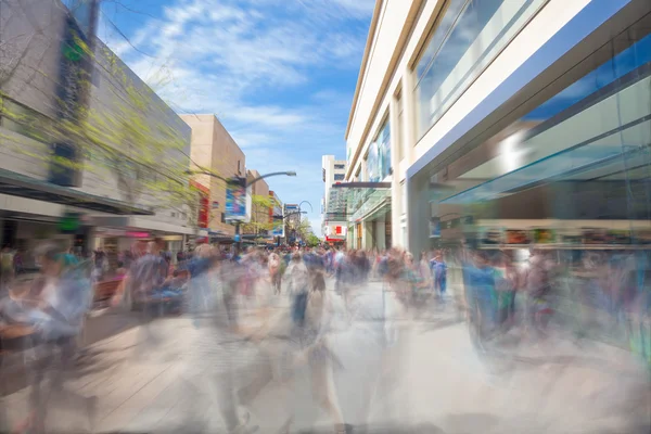 Pessoas andando ao longo de uma rua comercial em Adelaide, Austrália do Sul — Fotografia de Stock