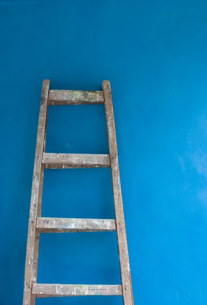 Lladder tegen blauwe muur — Stockfoto