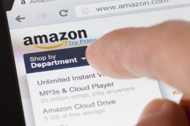 Amazon Web sayfasında bir ipad tarama