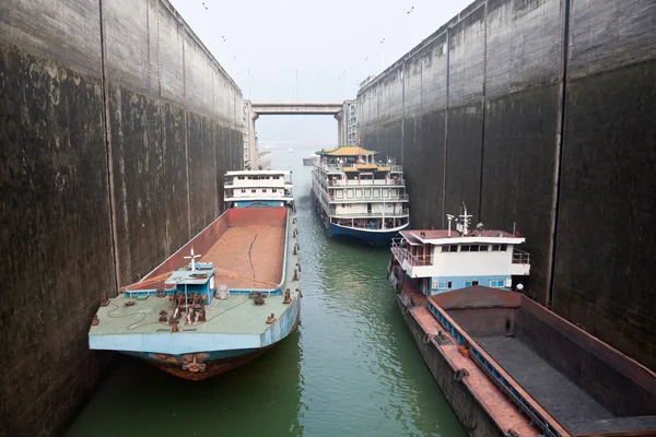 Navios subindo na fechadura em Three Gorges Dam — Fotografia de Stock