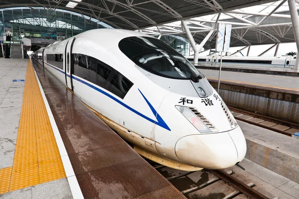 Tren de alta velocidad chino en Gaotie Guangzhou South Railway Station — Foto de Stock