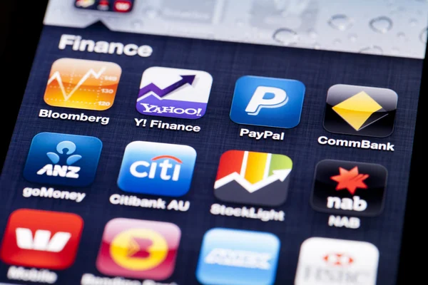 Közelkép kép egy iphone képernyő ikonok pénzügyi alkalmazások — Stock Fotó