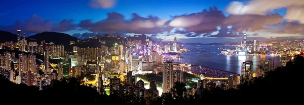 Vysoké rozlišení panoramatický pohled na Hong Kong v noci — Stock fotografie