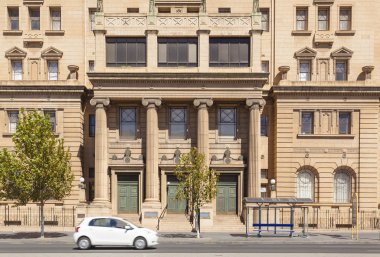 Geleneksel bir yapı karşı yolda araba