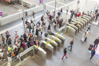 Bir tren istasyonu kapılarında geçerek insanlar