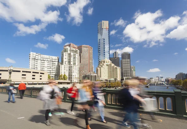 Människor gå över Princes bron i Melbourne, Australien — Stockfoto