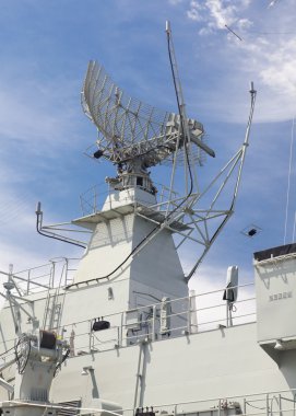 Bir destroyer radar kulesi