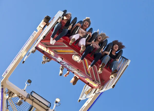 Paseo por el parque de atracciones — Foto de Stock