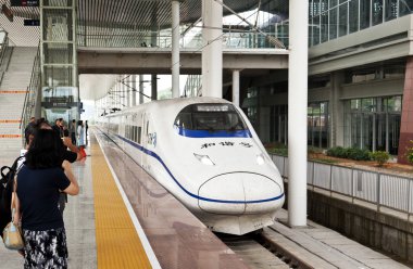 Shaoguan tren istasyonunda Çin yüksek hızlı tren