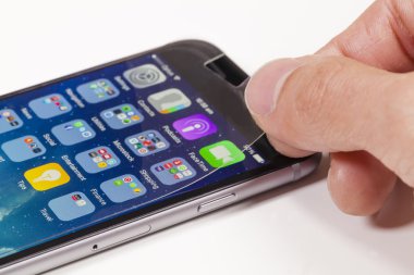 Cep telefonu ekran koruyucu uygulamak