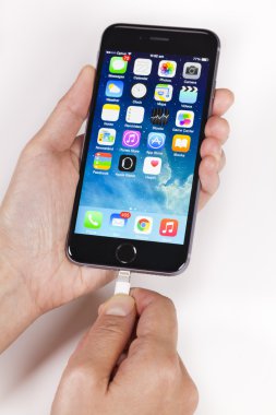 Yıldırım kablo bir iphone tıkalı