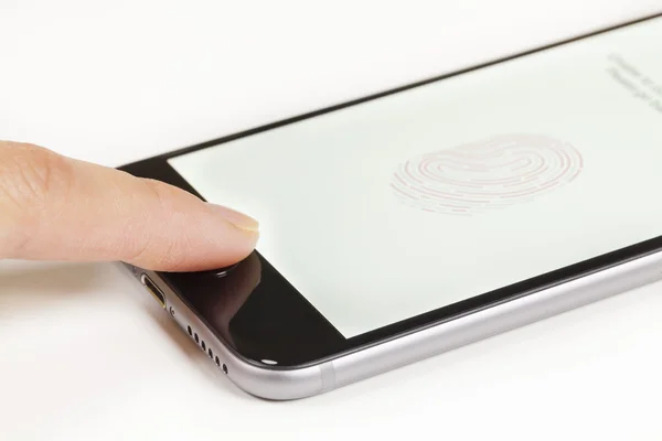 Bir iphone Touch kimliği kullanarak — Stok fotoğraf