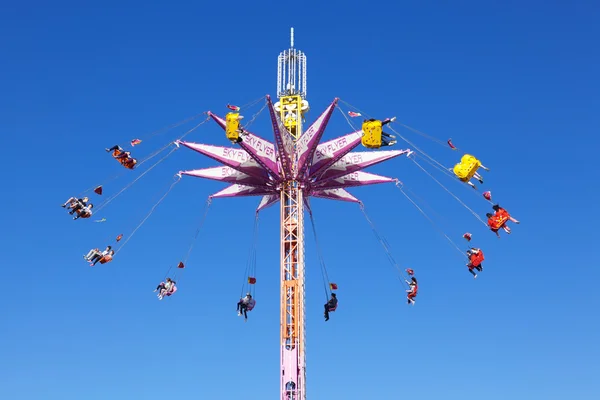 Paseo por el parque de atracciones — Foto de Stock