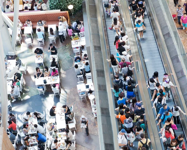 Pessoas em um shopping — Fotografia de Stock