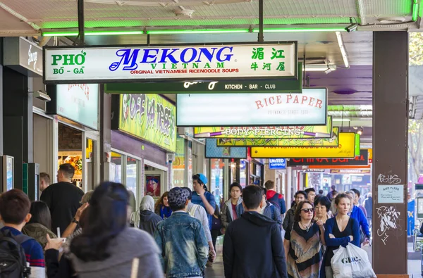 Ocupada calle en el centro de Melbourne — Foto de Stock