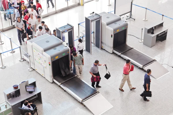 Έλεγχο ασφαλείας στο Guangzhou νότιο σιδηροδρομικό σταθμό — Φωτογραφία Αρχείου