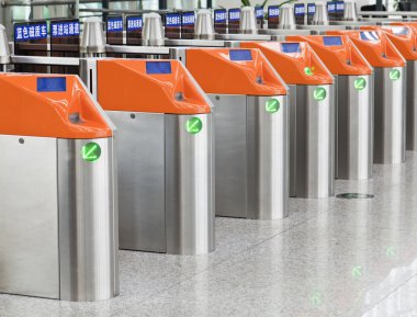 Bir tren istasyonunda bilet gates