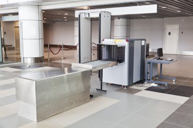 X-Ray tarayıcı ve havaalanı güvenlik noktada metal detektörü