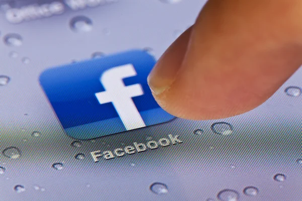 Макроизображение запуска приложения Facebook на iPad — стоковое фото