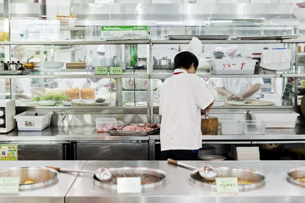 Cozinha comercial chinesa aberta em um restaurante — Fotografia de Stock