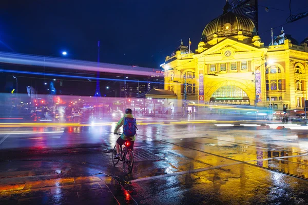 Uitzicht op een kruispunt buiten Flinders Street beddegoed Station in Melbourne — Stockfoto