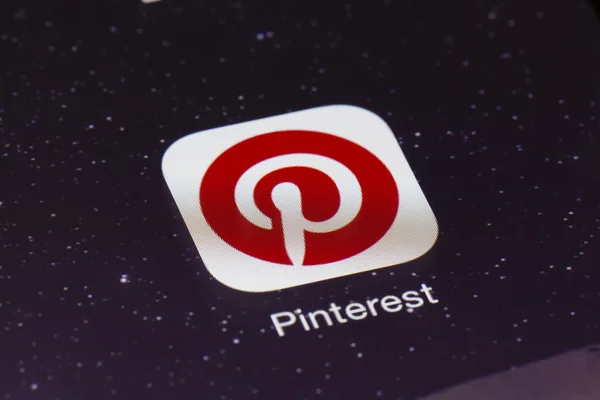 Gros plan sur l'application Pinterest sur un iPad — Photo