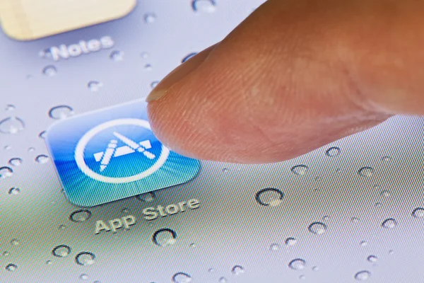 Vista de close-up de clicar no ícone da App Store em um iPad — Fotografia de Stock