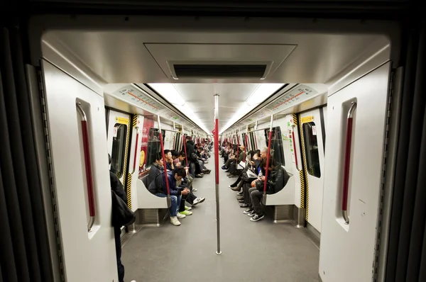 Pendelaars binnen een metro in Hong Kong — Stockfoto