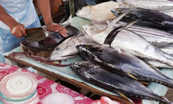 Butchering tuna — Stock Photo, Image