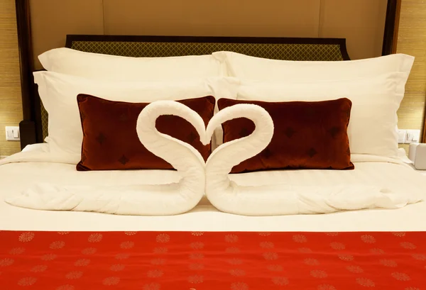 Quarto de hotel com toalha formando forma de coração — Fotografia de Stock