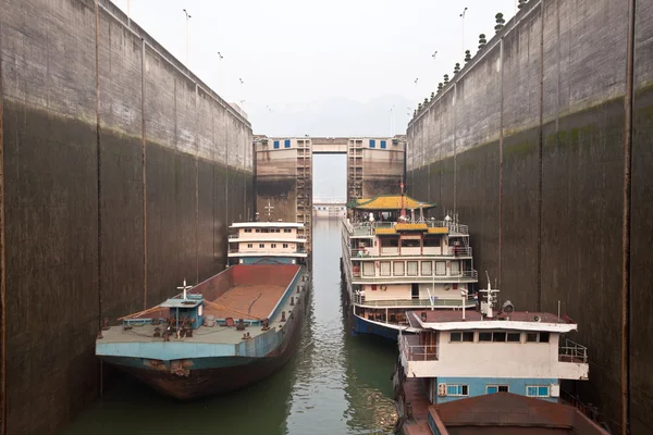 Navios em bloqueio de canal — Fotografia de Stock