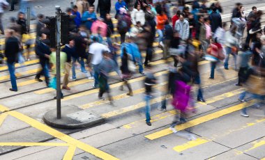 Yoğun bir yaya geçidi geçiş commuters