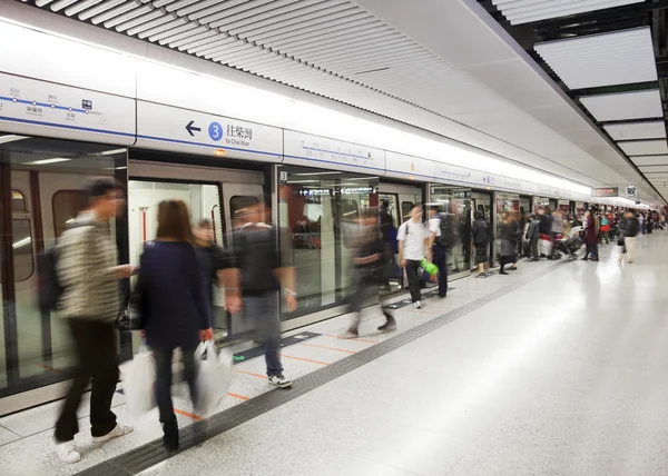 Hong Kong meşgul metro istasyonunda