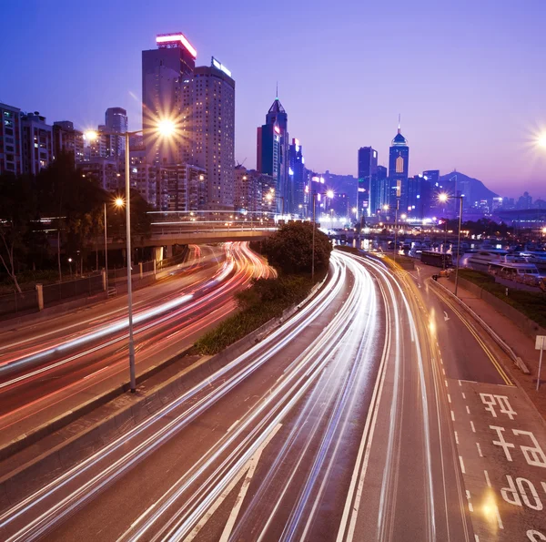 Hong Kong at night met verkeer routes — Stockfoto